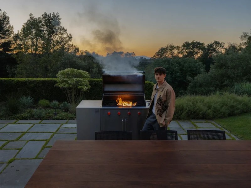 Illustration: Gartenterrasse in der Dämmerung mit glühendem Holzkohlegrill